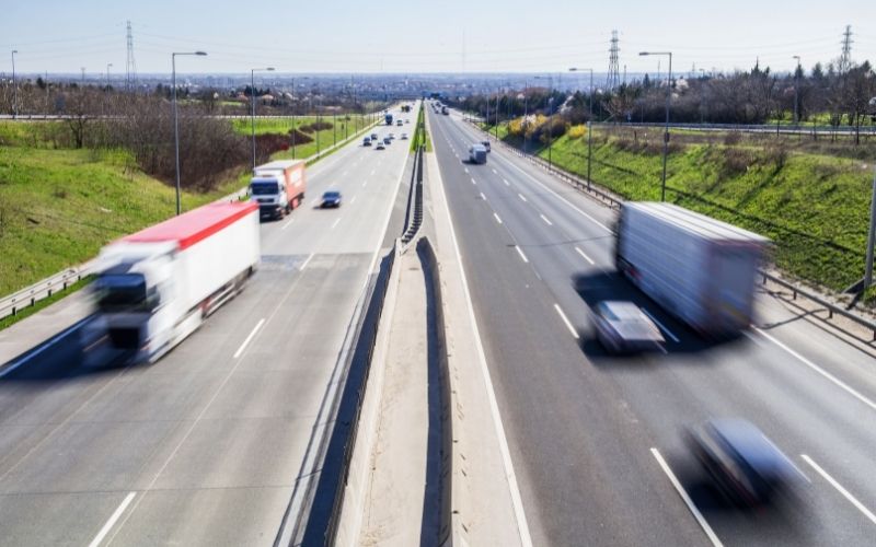 Autoroute avec circulation de véhicules